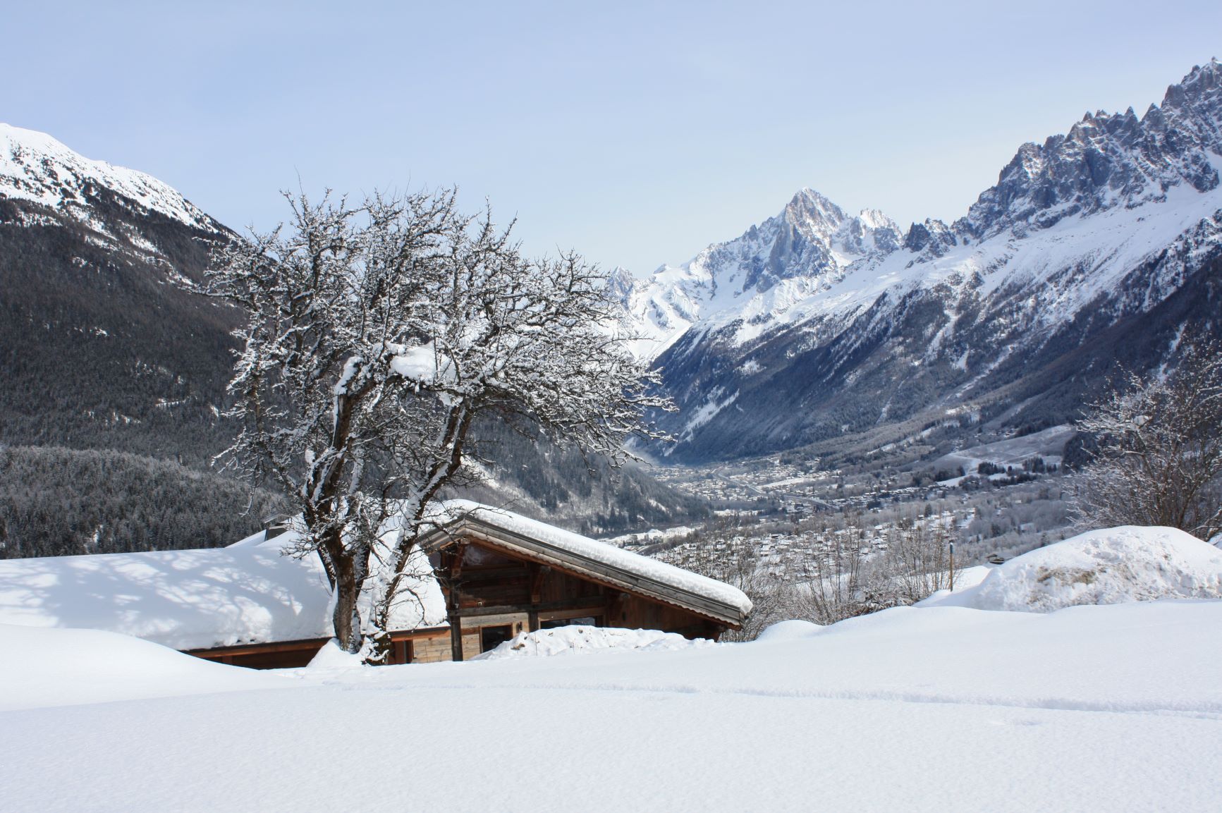 Galerie : Vue de la chambre Hibou sur les Aiguilles de Chamonix et les Drus